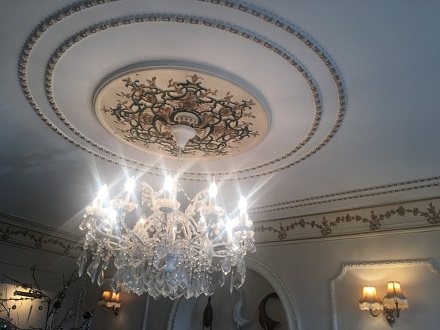 ceiling bosierie panelling and fancy ceiling detailing