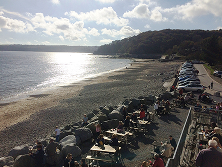 Wisemans Beach with Pub, Restaurant and Free Parking