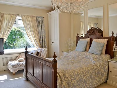 mirrored wall panelling
